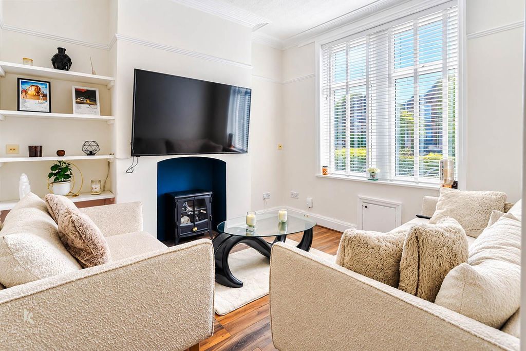 Property photo 1 of 17 Bright Contemporary Living Room.Jpg