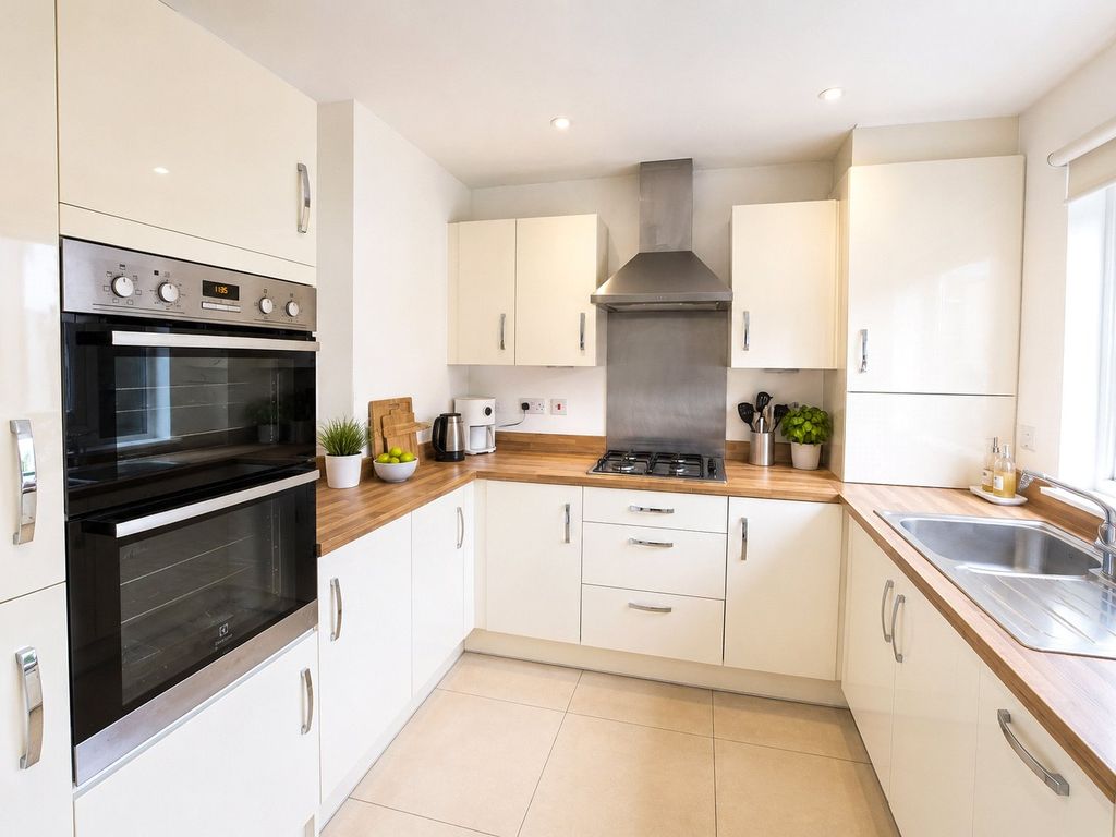 Property photo 3 of 12 Kitchen