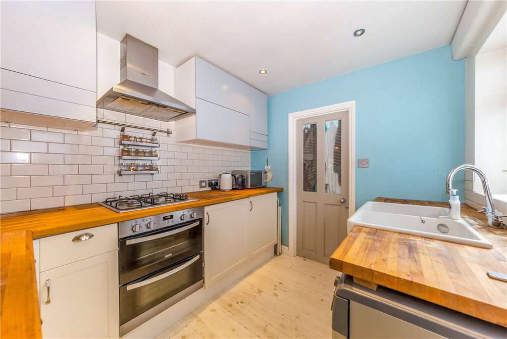 Property photo 3 of 9 Kitchen