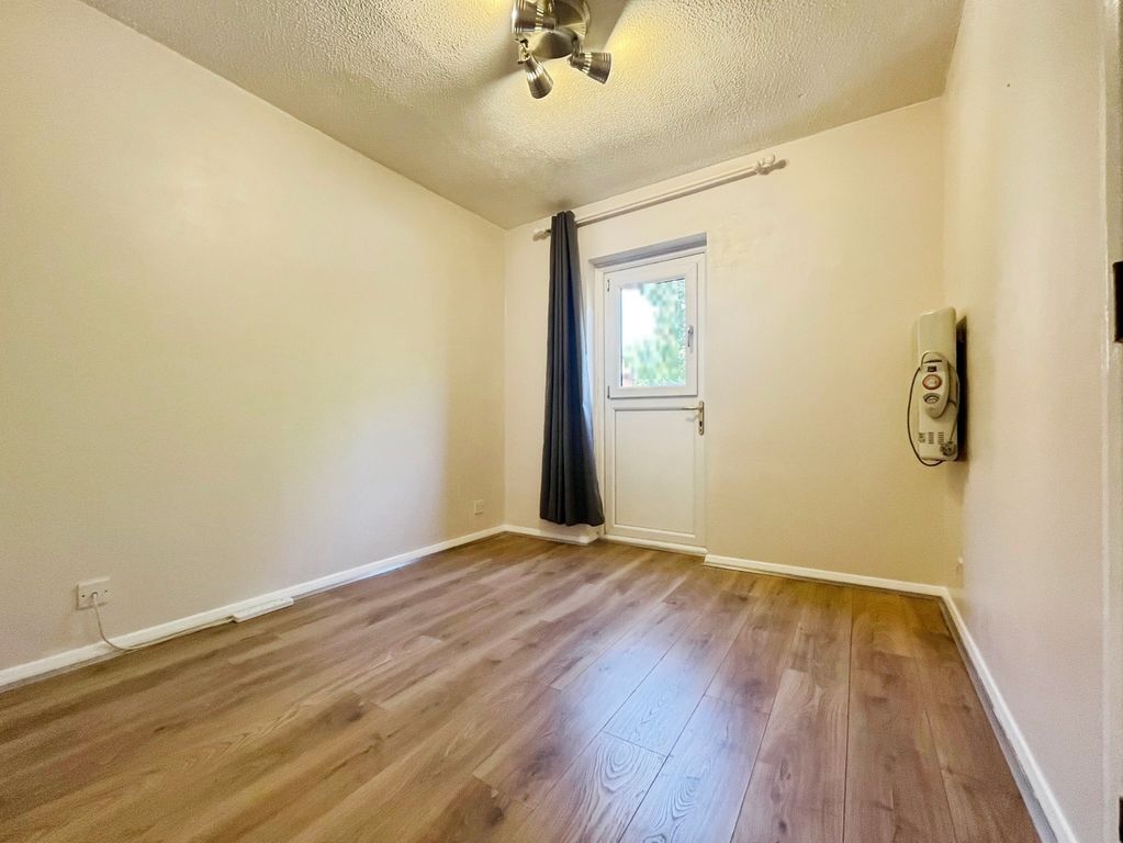 Property photo 3 of 6 Bedroom