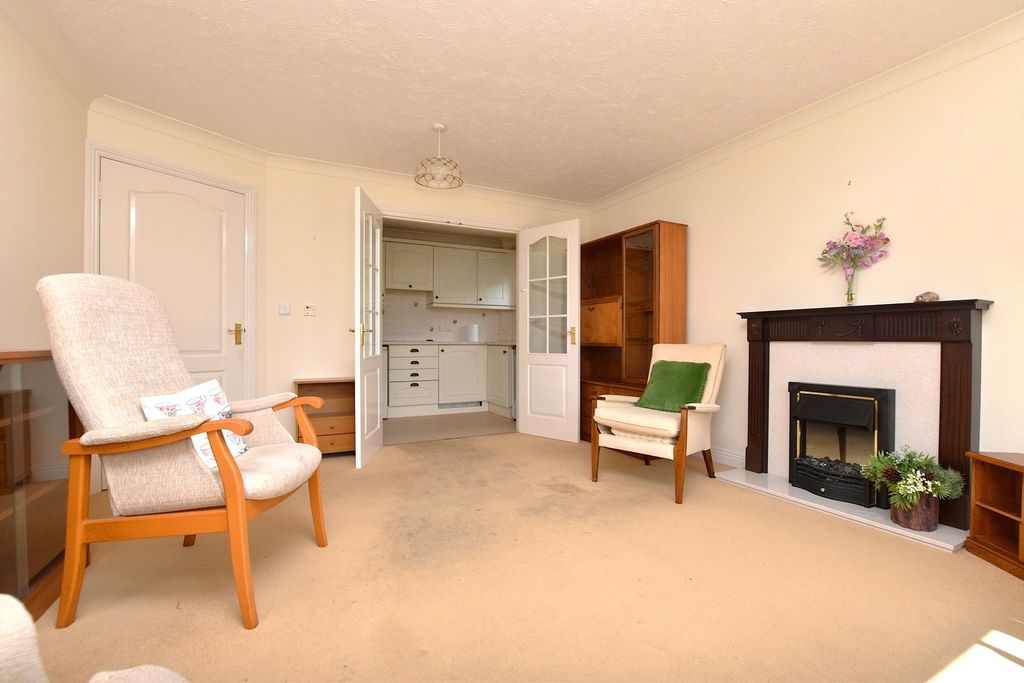 Property photo 2 of 14 Lounge