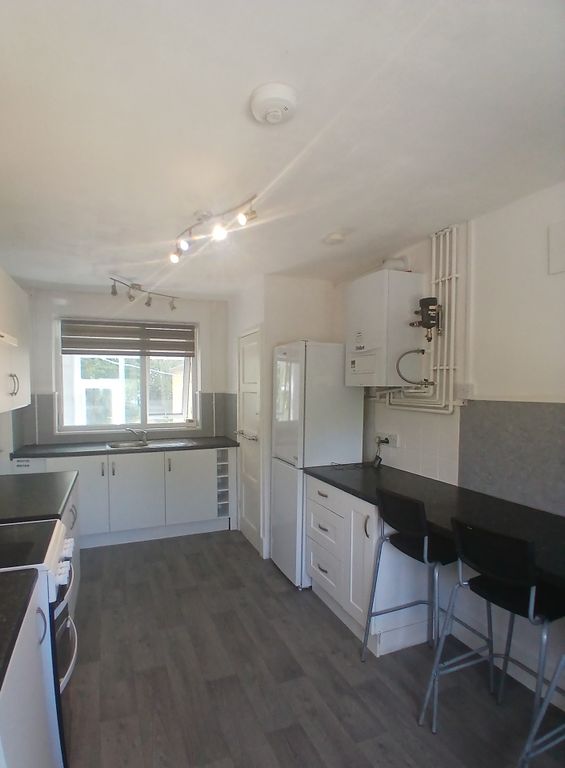 Property photo 3 of 11 Kitchen