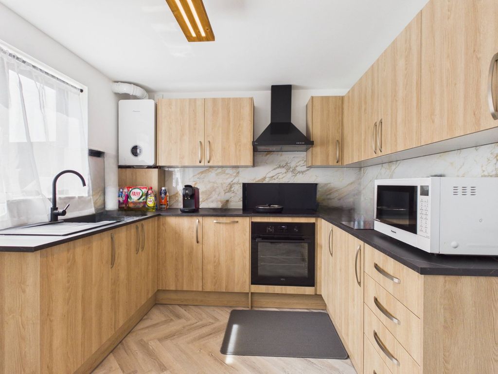 Property photo 3 of 9 Kitchen