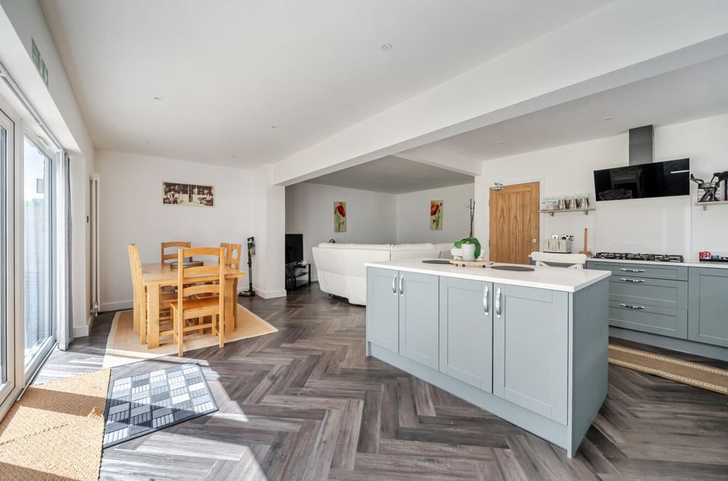 Property photo 2 of 15 1511571-10-1A023d...