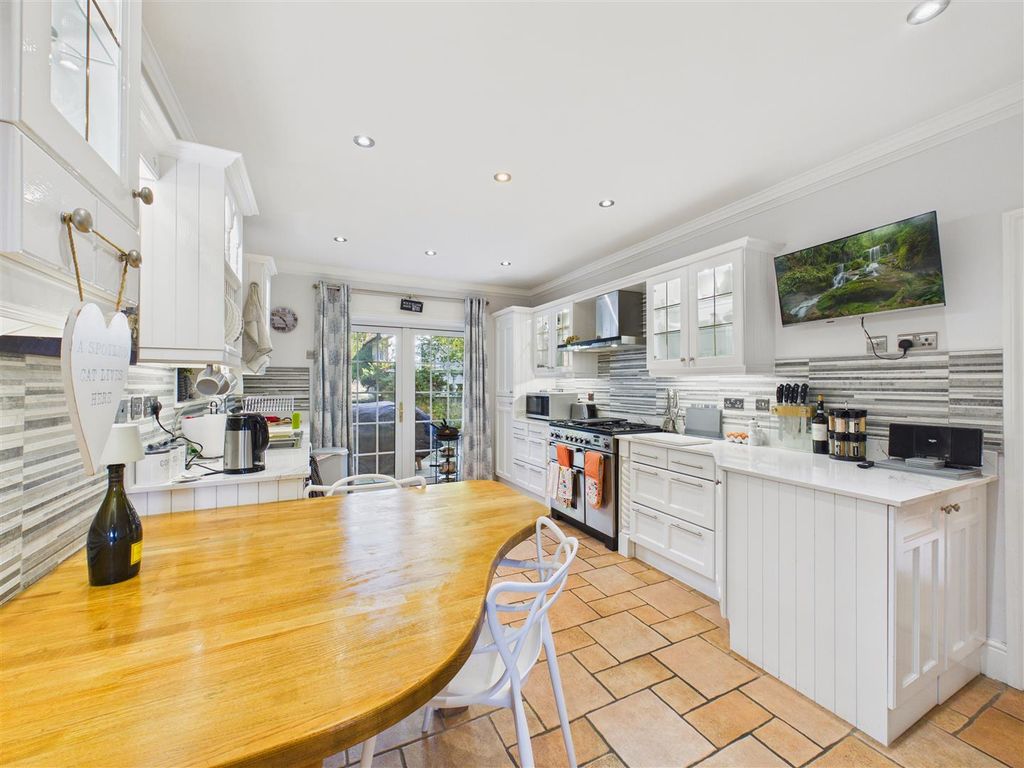 Property photo 2 of 31 Breakfast Kitchen