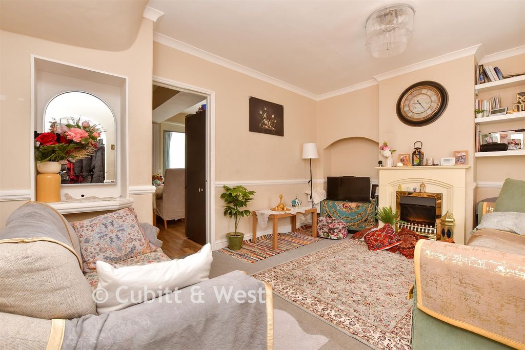Property photo 3 of 9 Lounge