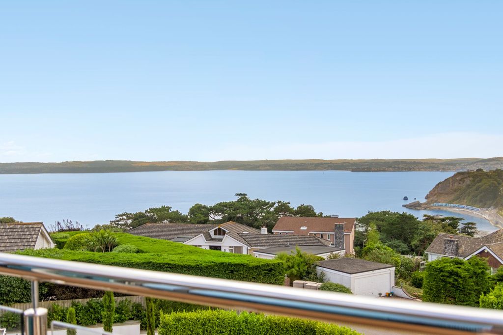 Property photo 2 of 28