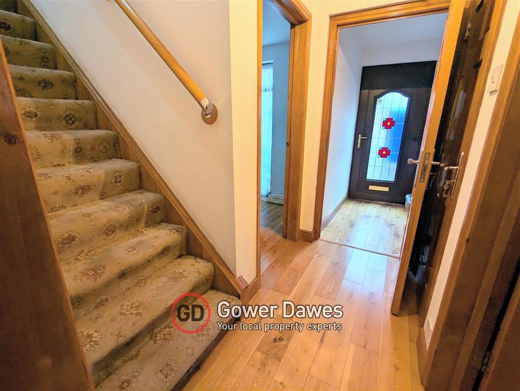 Property photo 2 of 16 Hallway