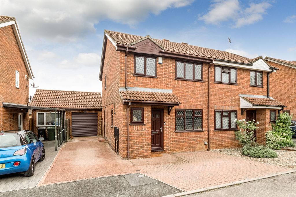 Property photo 1 of 13 Medway Drive Front