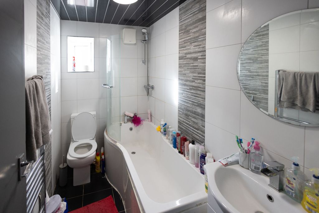 Property photo 2 of 7 A Modern Bathroom Suite Featuring A Curved Bathtub...