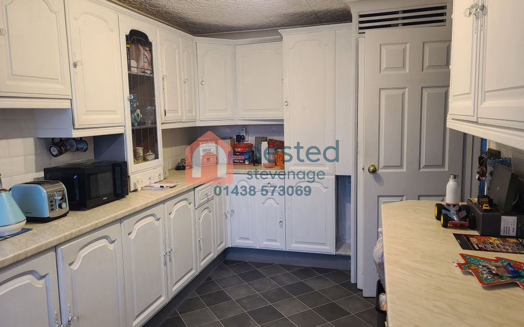 Property photo 3 of 18 Kitchen