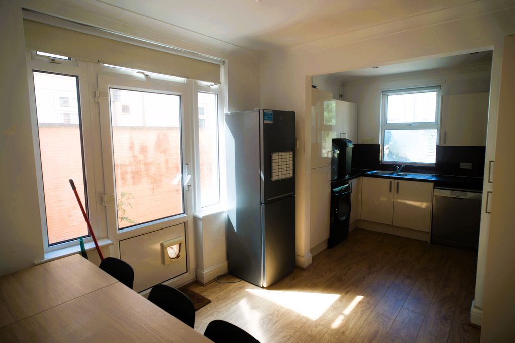 Property photo 3 of 10 Kitchen