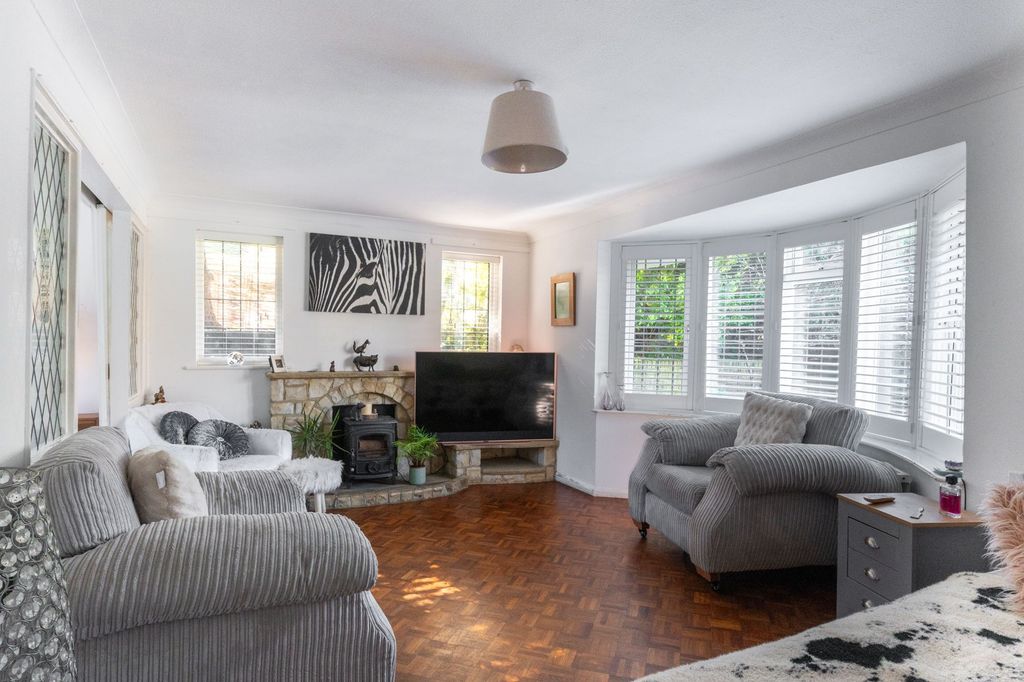 Property photo 3 of 31 Lounge