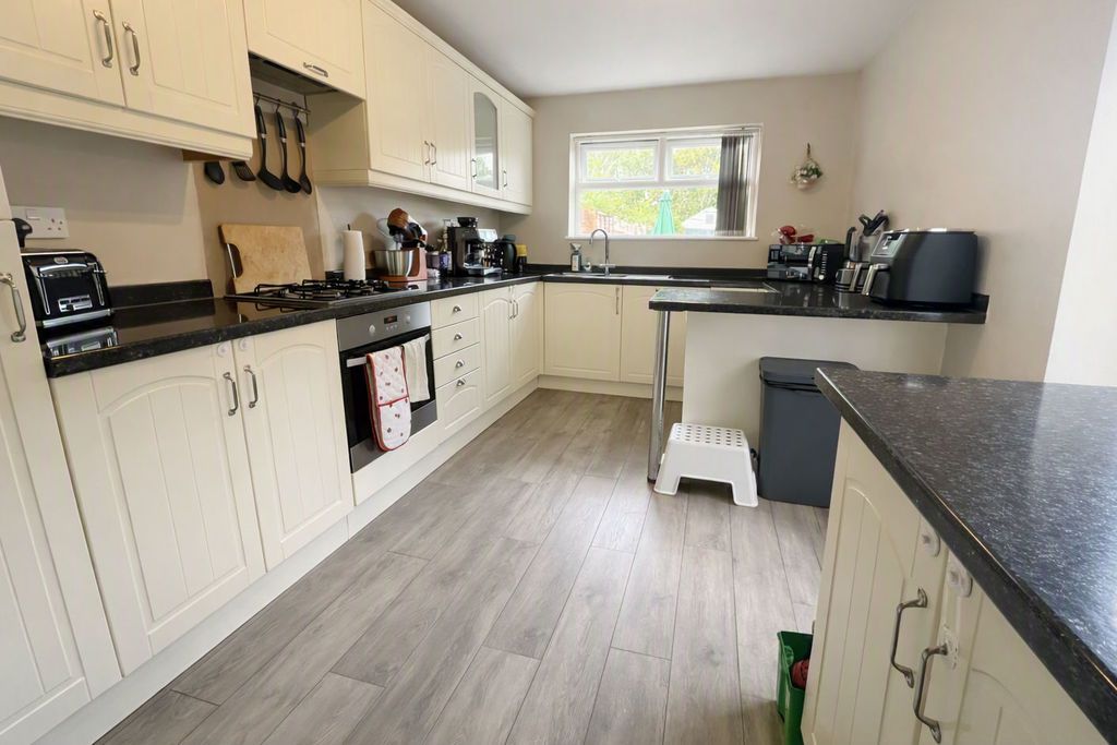 Property photo 2 of 11 Kitchen