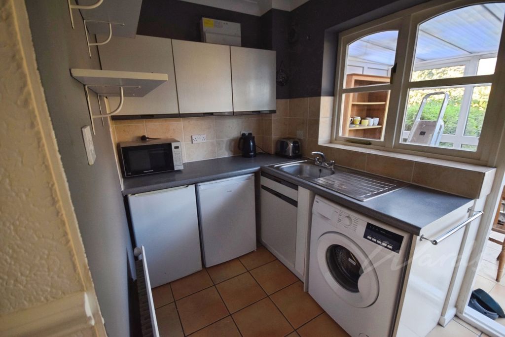 Property photo 2 of 15 Medway Road Kitchen