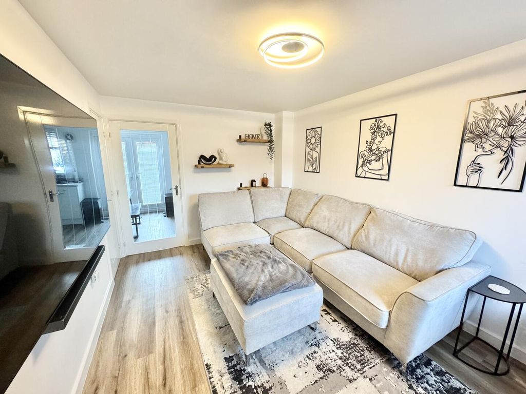 Property photo 2 of 11 Living Room