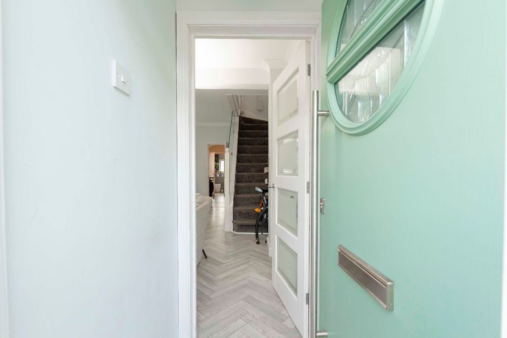 Property photo 3 of 27