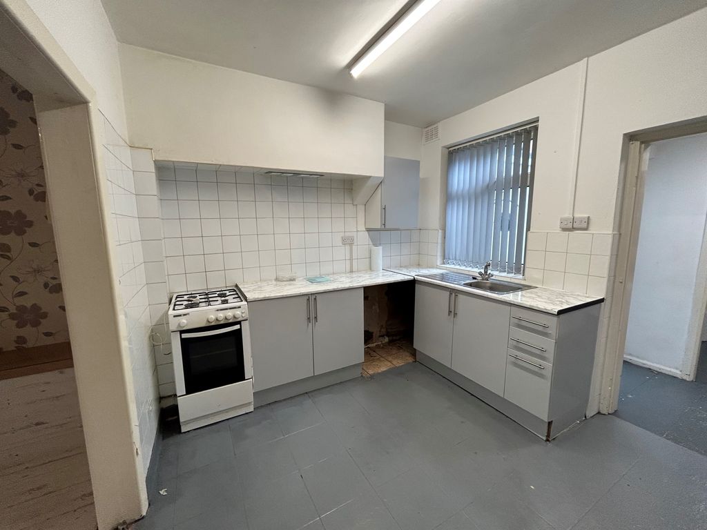 Property photo 3 of 6 Kitchen