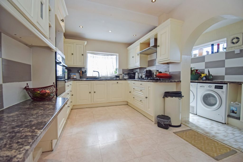 Property photo 3 of 20 Kitchen