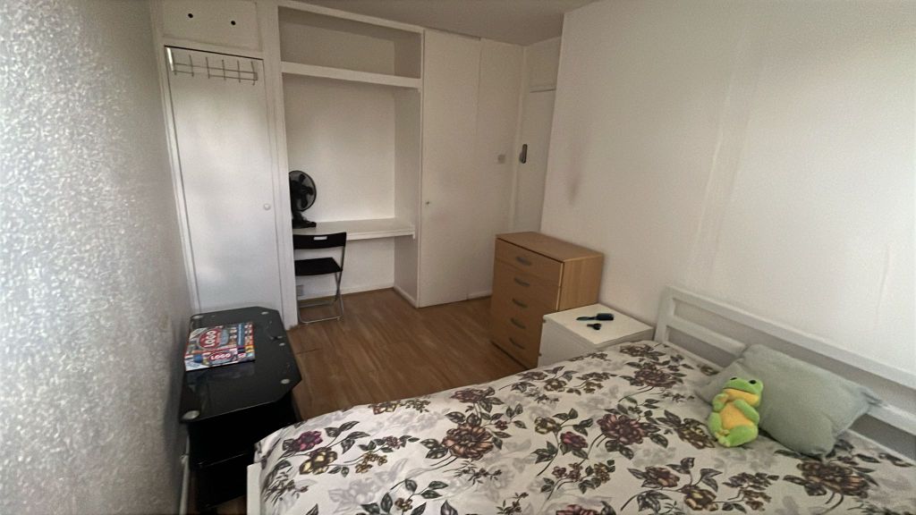 Property photo 2 of 8 Room 4- £823 Available Now