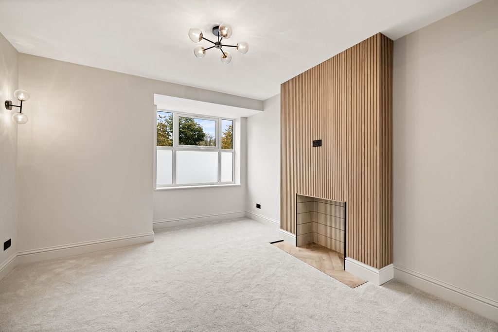 Property photo 2 of 19 Lounge