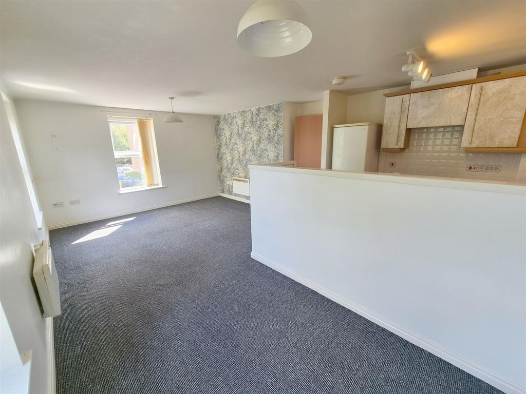 Property photo 3 of 10 Living Space
