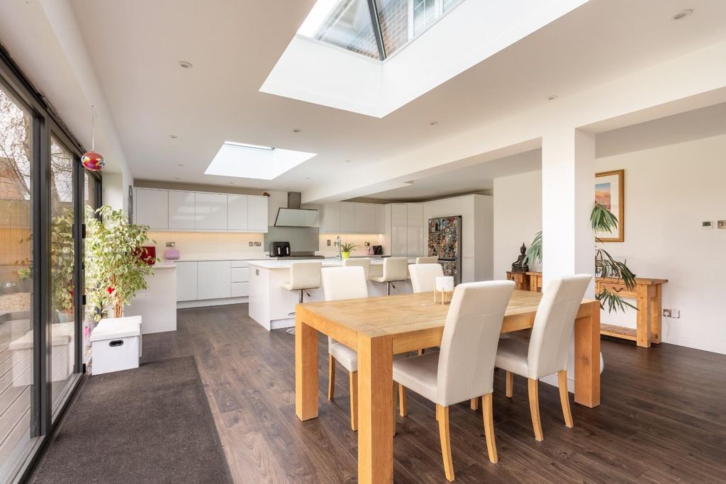 Property photo 2 of 23 Winkhurst Way-19.Jpg