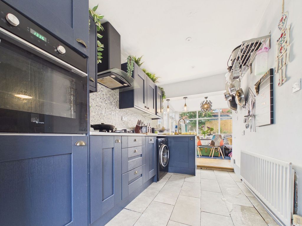 Property photo 3 of 11 Kitchen