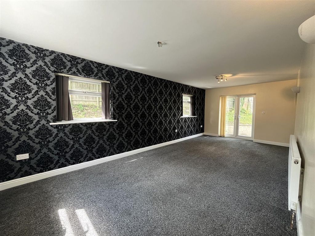Property photo 3 of 16 Lounge