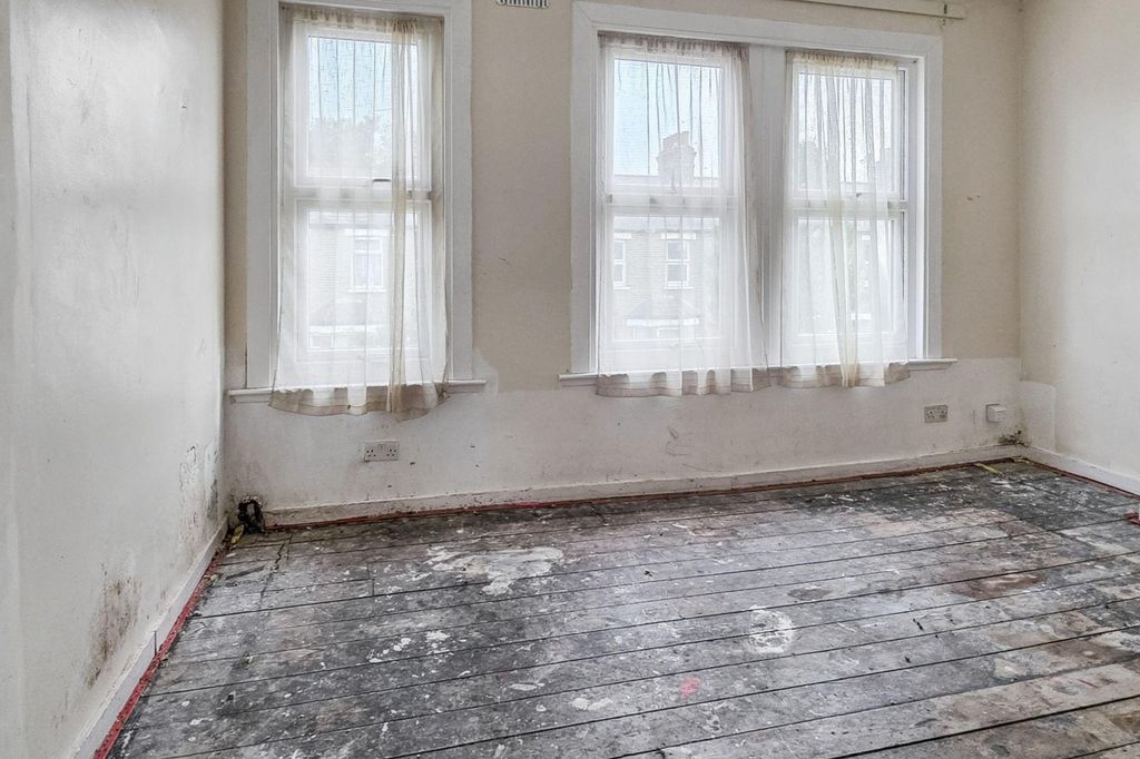 Property photo 3 of 9 47B Popes Lane, Ealing, London W5 4Nu