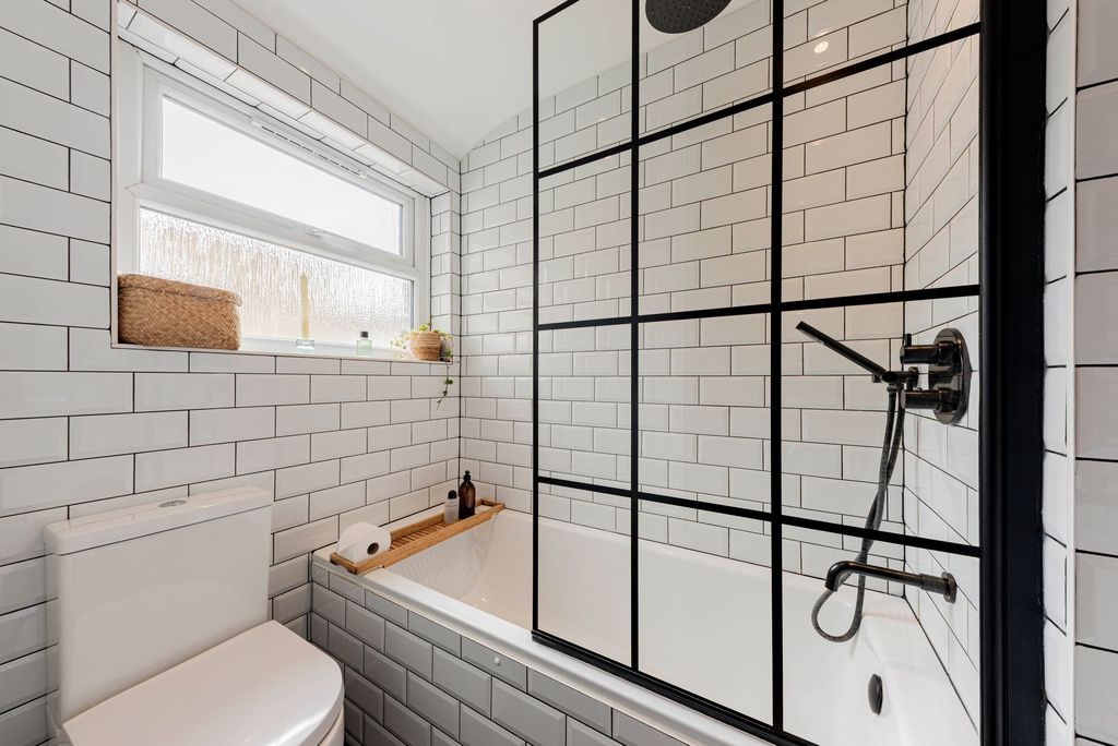 Property photo 3 of 36 Bathroom W.C (2)