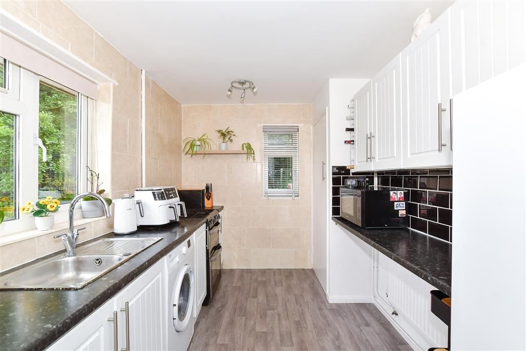 Property photo 3 of 9 Kitchen