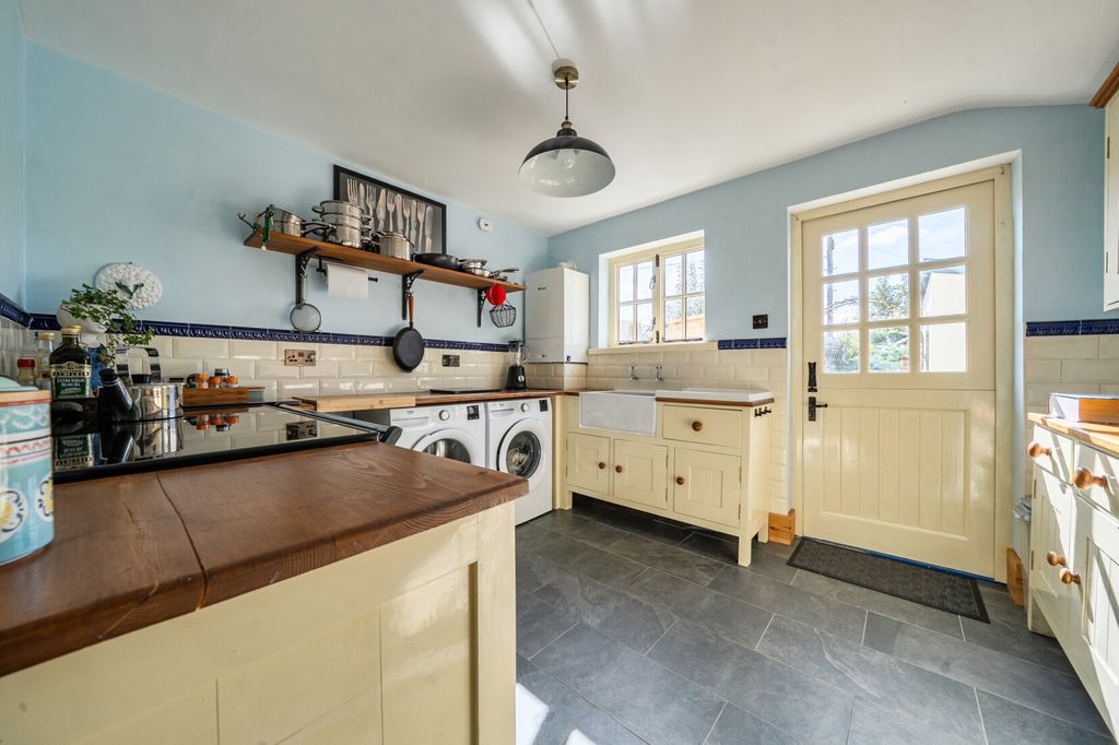 Property photo 2 of 19 Kitchen