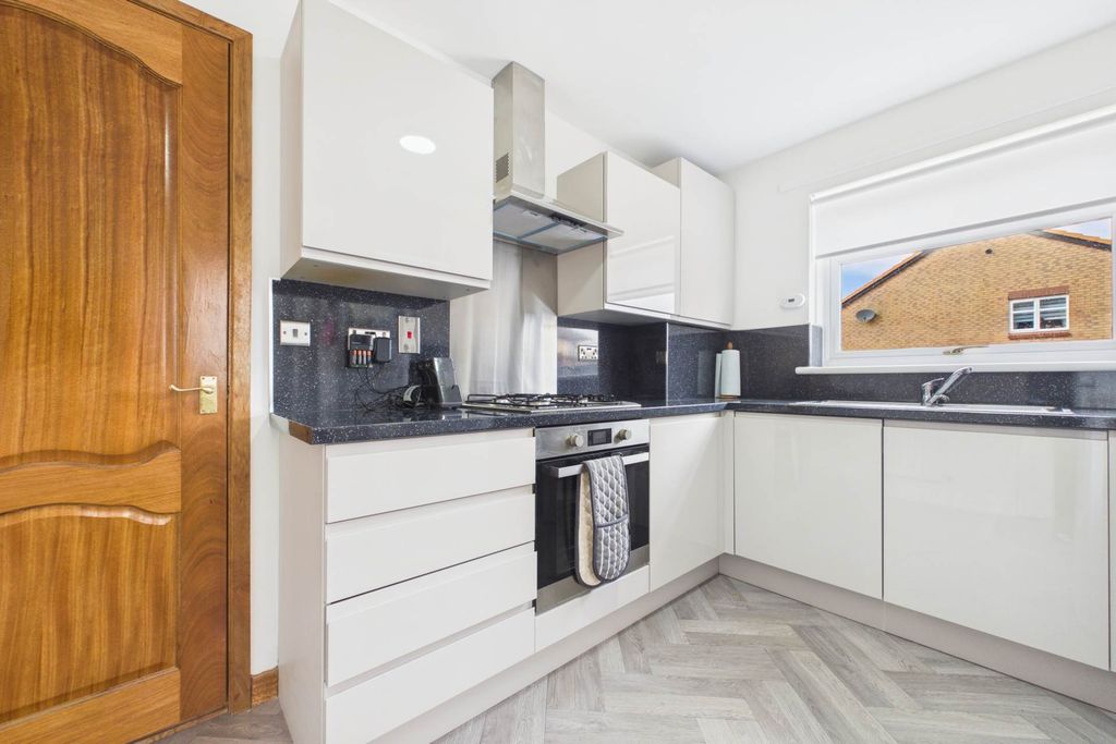 Property photo 2 of 25