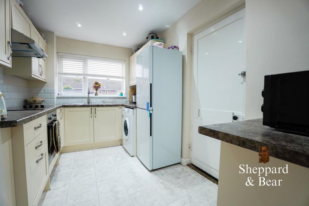 Property photo 3 of 16 Kitchen