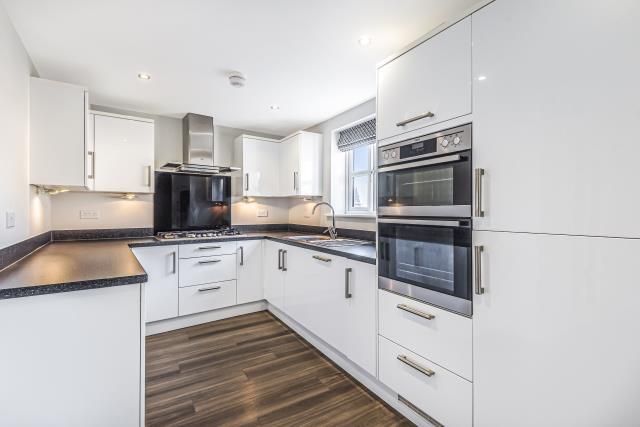 Property photo 3 of 10 Kitchen