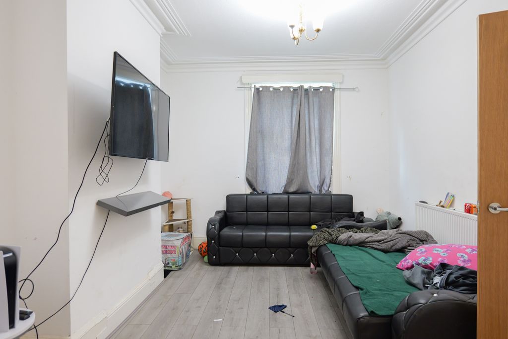 Property photo 2 of 27