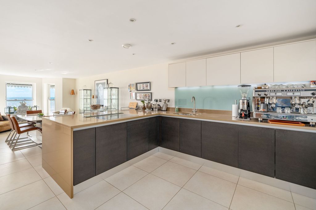 Property photo 3 of 20 Kitchen