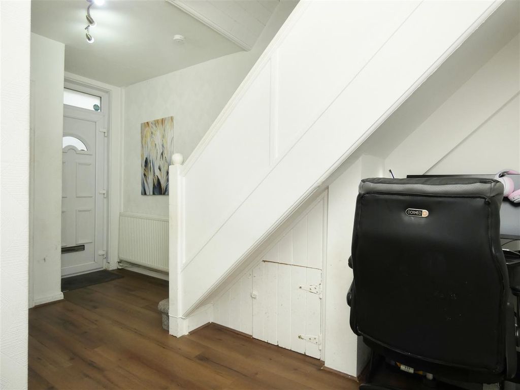 Property photo 3 of 18 Entrance Hall