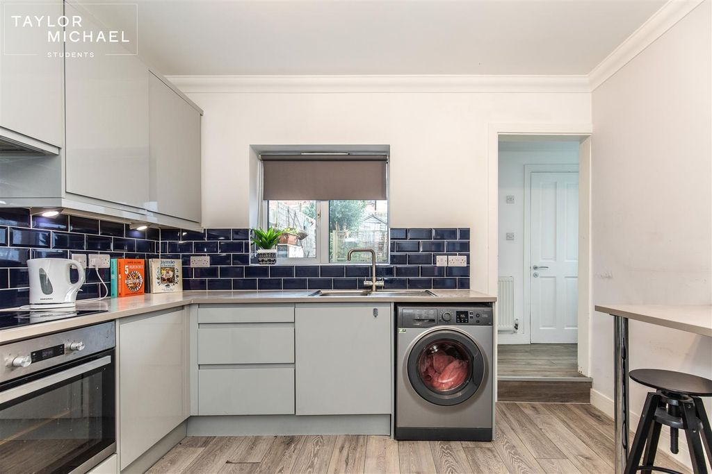 Property photo 1 of 10 Kitchen