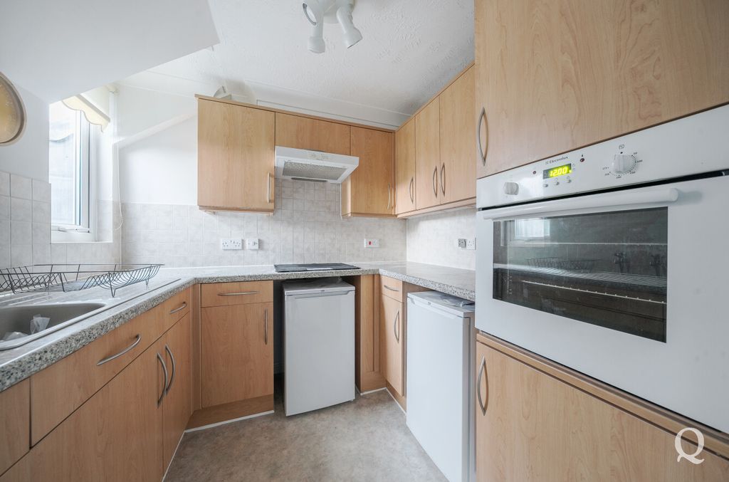 Property photo 2 of 14 807F0227-2F51-49c...