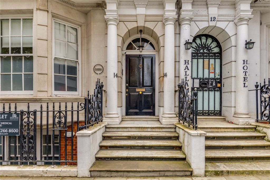 Property photo 2 of 17 Entrance