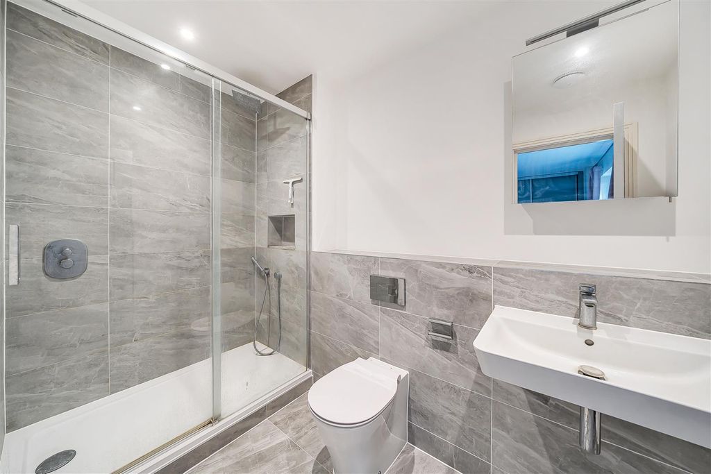 Property photo 3 of 9 En Suite
