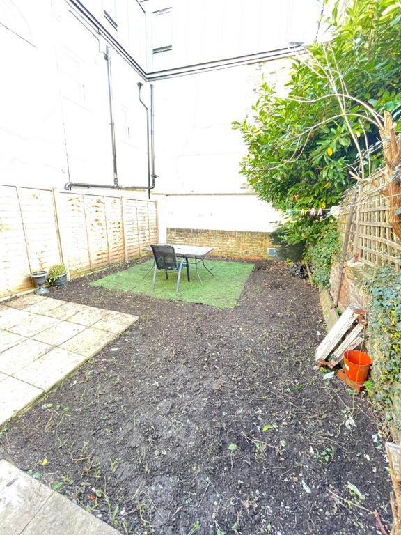 Property photo 1 of 7 Prime Location Rooms For Rent In A Quiet Residential Area With Easy Access To Clissold Park For Peaceful Walks And Relaxation.