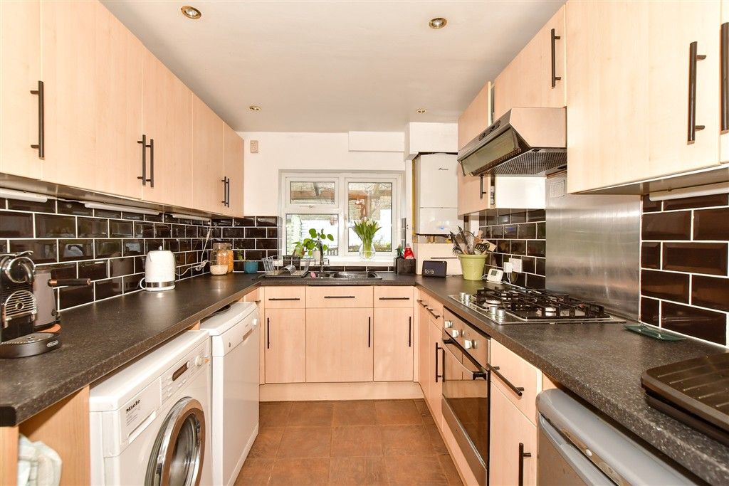 Property photo 3 of 9 Kitchen