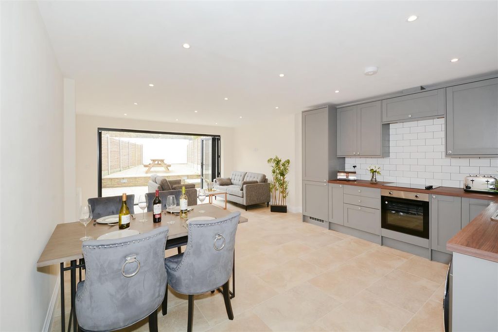 Property photo 3 of 20 Reception/Kitchen