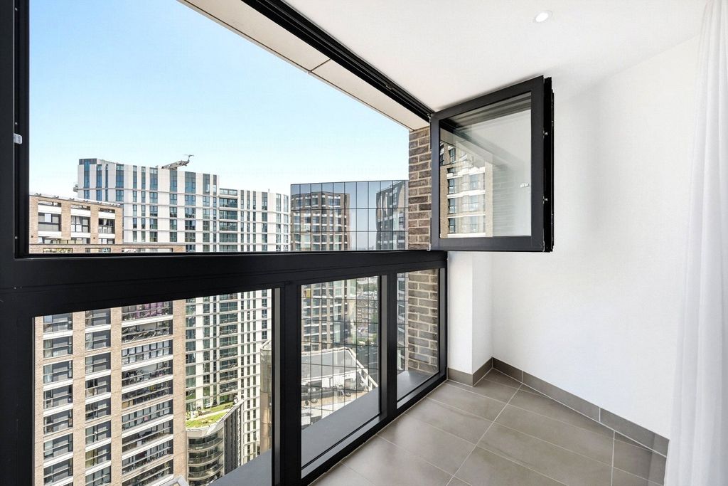 Property photo 3 of 13 Wiverton Tower