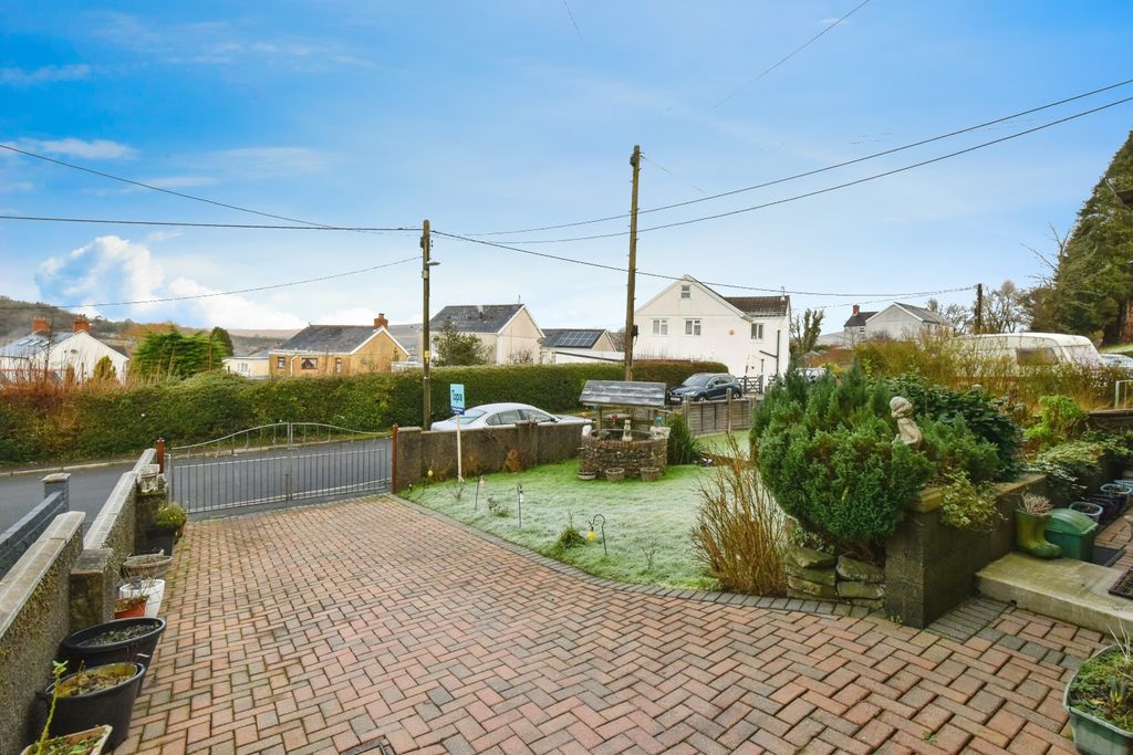 Property photo 2 of 19 Driveway