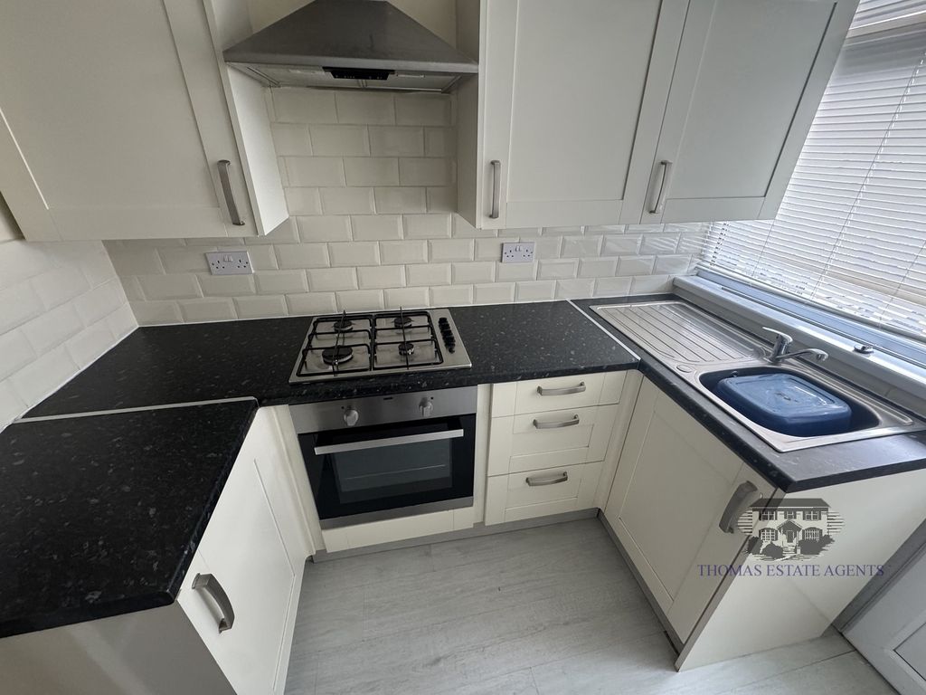 Property photo 3 of 9 Kitchen