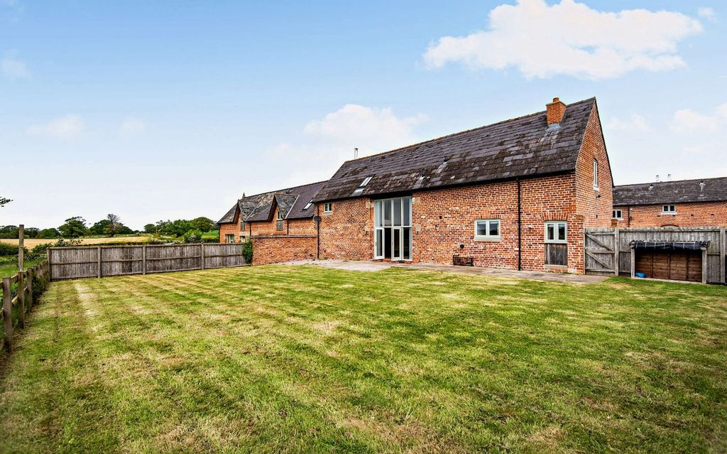 Property photo 1 of 45 Cole Mere Back